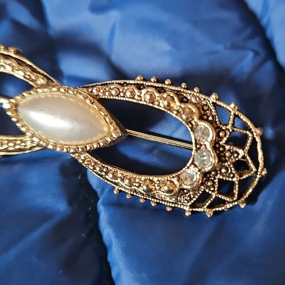 Elegant Gold and Pearl Brooch